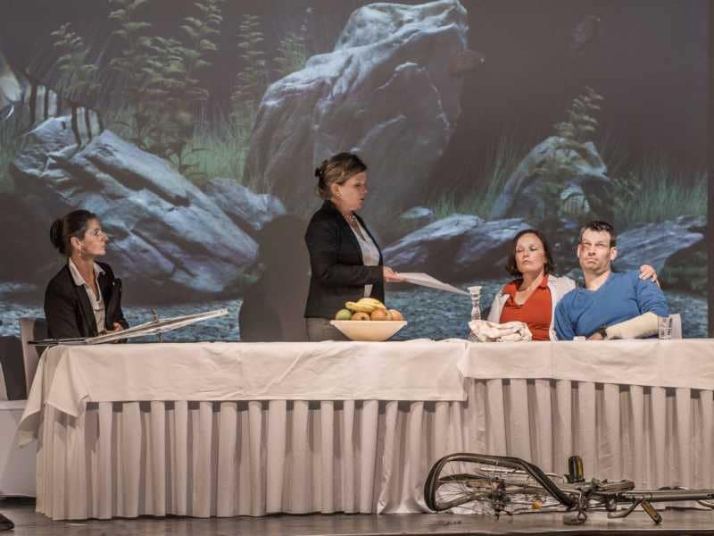 2017.09.17. ibsen ein volksfeind wertstoffbühne 3 Ulla Hundehege (Aufsichtsratvorsitzende)überreicht Myriam Priebe (Badeärztin) die Kündigung