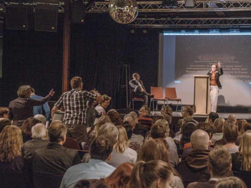 2017.09.17. ibsen ein volksfeind wertstoffbühne 4 Tumult im Zuschauerraum